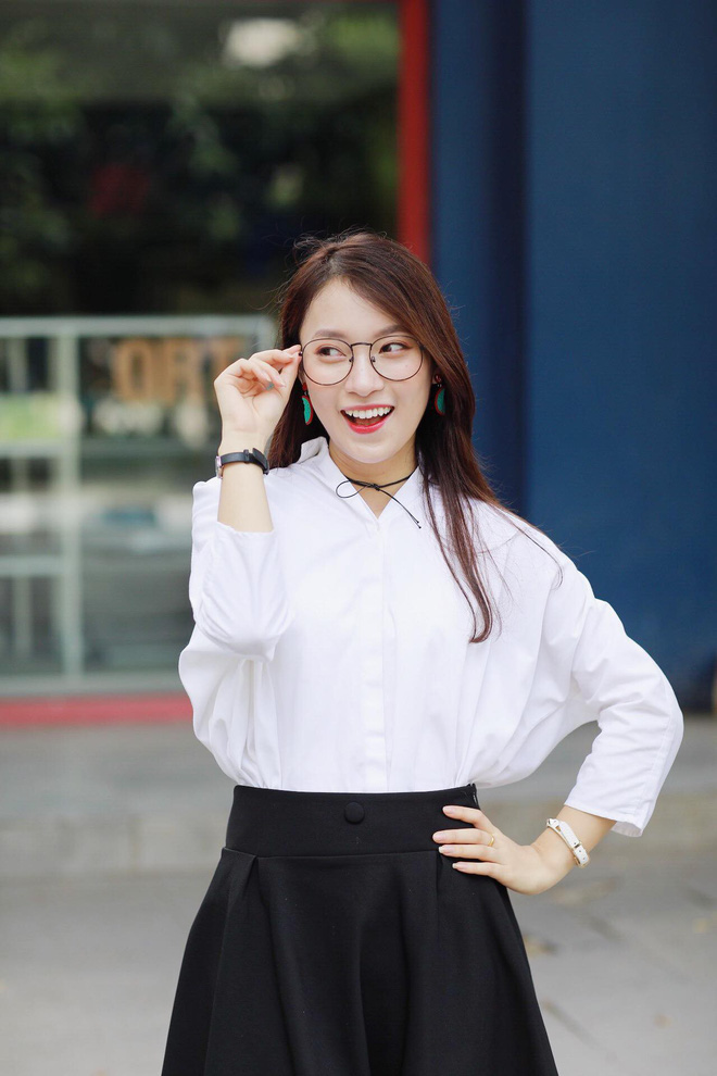 Chặt chém hàng nghệ sĩ Quốc tế nổi tiếng trên thảm đỏ với 4 ngoại ngữ liên tục, Khánh Vy được cư dân mạng khen không tiếc lời - 2 Chặt chém hàng nghệ sĩ Quốc tế nổi tiếng trên thảm đỏ với 4 ngoại ngữ liên tục, Khánh Vy được cư dân mạng khen không tiếc lời - 2