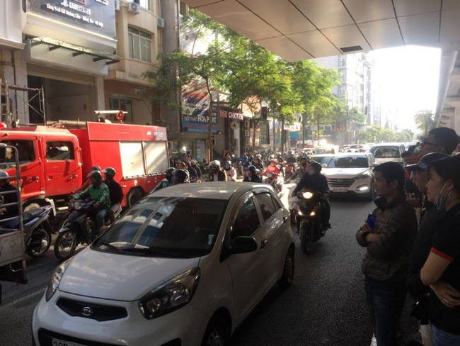 Hà Nội: Cháy dữ dội ở cửa hàng ăn trên phố Hoàng Cầu khiến nhiều người hoảng loạn - 1 Hà Nội: Cháy dữ dội ở cửa hàng ăn trên phố Hoàng Cầu khiến nhiều người hoảng loạn - 1