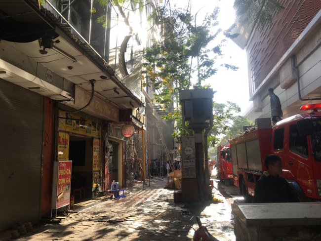 Hà Nội: Cháy dữ dội ở cửa hàng ăn trên phố Hoàng Cầu khiến nhiều người hoảng loạn - 2 Hà Nội: Cháy dữ dội ở cửa hàng ăn trên phố Hoàng Cầu khiến nhiều người hoảng loạn - 2