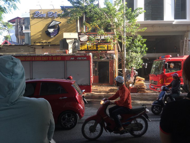 Hà Nội: Cháy dữ dội ở cửa hàng ăn trên phố Hoàng Cầu khiến nhiều người hoảng loạn Hà Nội: Cháy dữ dội ở cửa hàng ăn trên phố Hoàng Cầu khiến nhiều người hoảng loạn