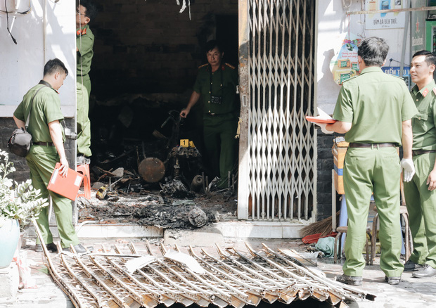 Vụ cháy khiến 3 người trong 1 gia đình tử vong ở Sài Gòn: Người cha đứng lặng người trước hiện trường - 2 Vụ cháy khiến 3 người trong 1 gia đình tử vong ở Sài Gòn: Người cha đứng lặng người trước hiện trường - 2