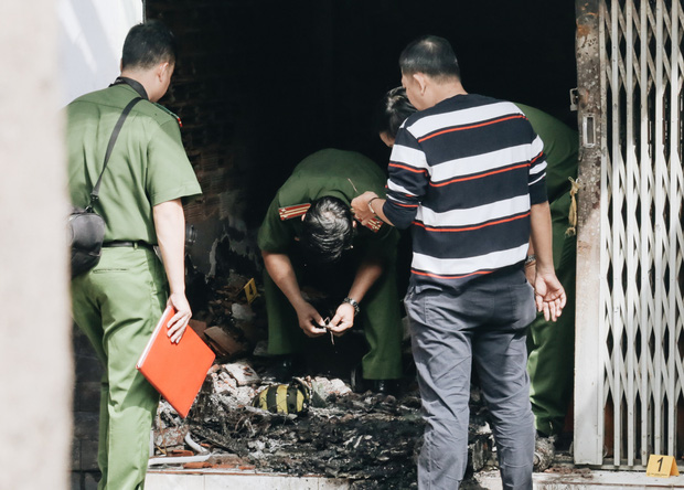 Vụ cháy khiến 3 người trong 1 gia đình tử vong ở Sài Gòn: Người cha đứng lặng người trước hiện trường - 3 Vụ cháy khiến 3 người trong 1 gia đình tử vong ở Sài Gòn: Người cha đứng lặng người trước hiện trường - 3