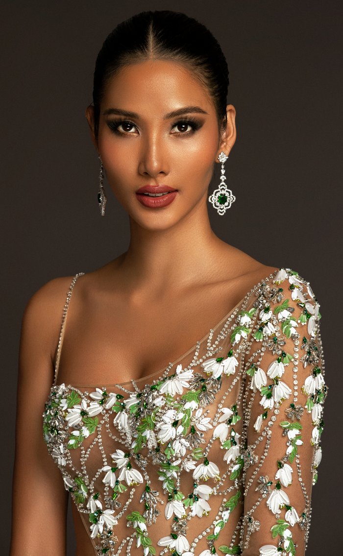Hoàng Thùy hóa 'Nữ hoàng băng giá' lộng lẫy với đầm dạ hội từ hoa giọt tuyết ở bán kết Miss Universe 2019 - 3 Hoàng Thùy hóa 'Nữ hoàng băng giá' lộng lẫy với đầm dạ hội từ hoa giọt tuyết ở bán kết Miss Universe 2019 - 3