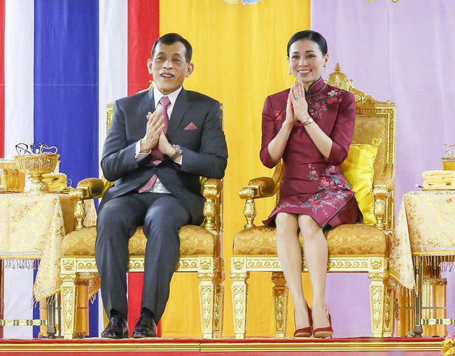 Hoàng hậu Thái Lan diện sườn xám cách tân khoe vẻ đẹp rạng ngời trước dân chúng - 2 Hoàng hậu Thái Lan diện sườn xám cách tân khoe vẻ đẹp rạng ngời trước dân chúng - 2