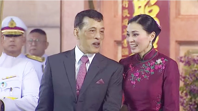 Hoàng hậu Thái Lan diện sườn xám cách tân khoe vẻ đẹp rạng ngời trước dân chúng - 3 Hoàng hậu Thái Lan diện sườn xám cách tân khoe vẻ đẹp rạng ngời trước dân chúng - 3