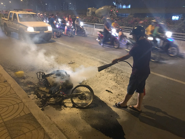 'Đi bão' hết mình sau trận U22 Việt Nam thắng Campuchia, người đàn ông hết hồn vì xe máy đột nhiên cháy rụi chỉ còn trơ khung - 1 'Đi bão' hết mình sau trận U22 Việt Nam thắng Campuchia, người đàn ông hết hồn vì xe máy đột nhiên cháy rụi chỉ còn trơ khung - 1