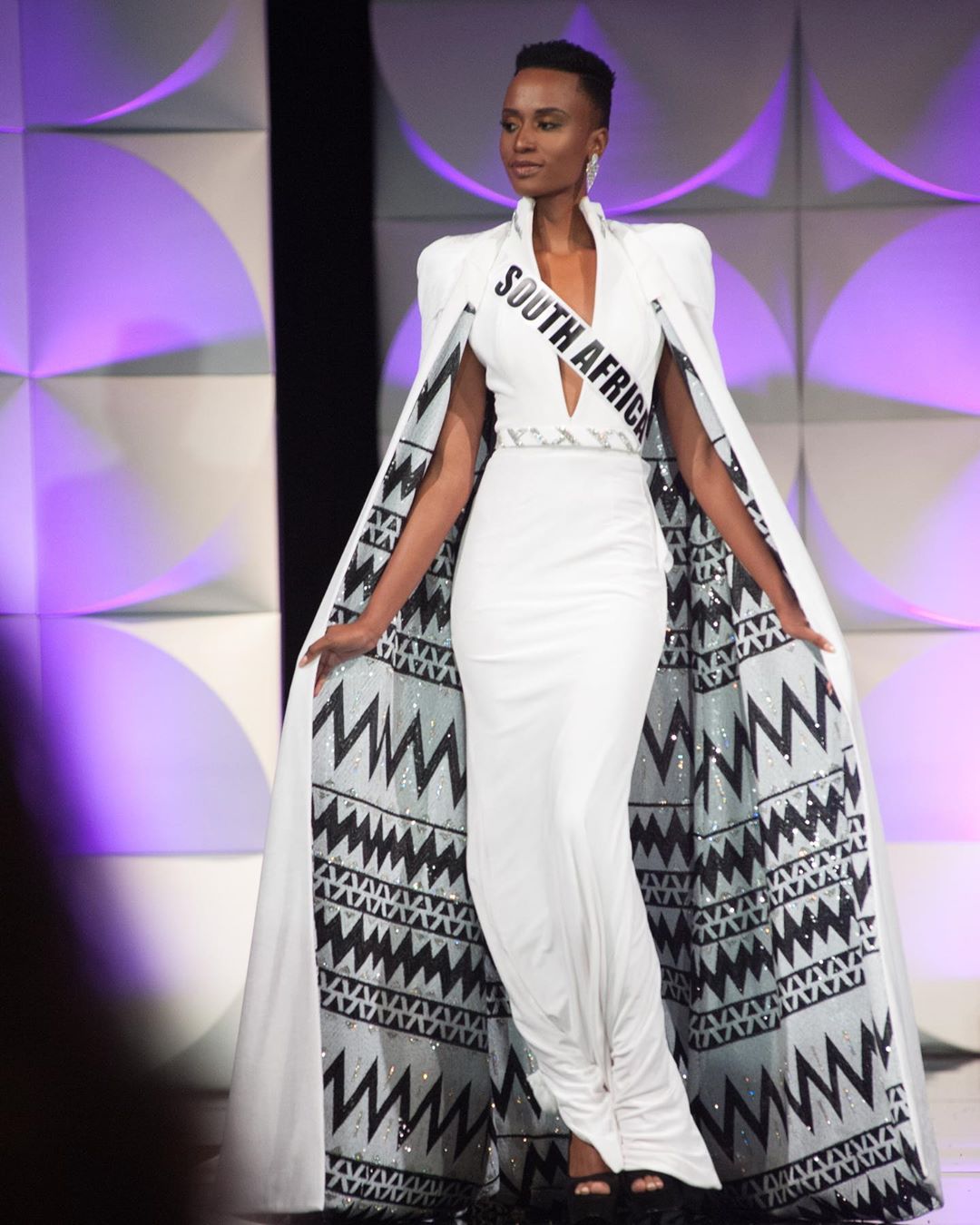 Cận cảnh vẻ đẹp cá tính cùng body nóng bỏng của người đẹp Nam Phi vừa đăng quang Miss Universe 2019 - 8 Cận cảnh vẻ đẹp cá tính cùng body nóng bỏng của người đẹp Nam Phi vừa đăng quang Miss Universe 2019 - 8