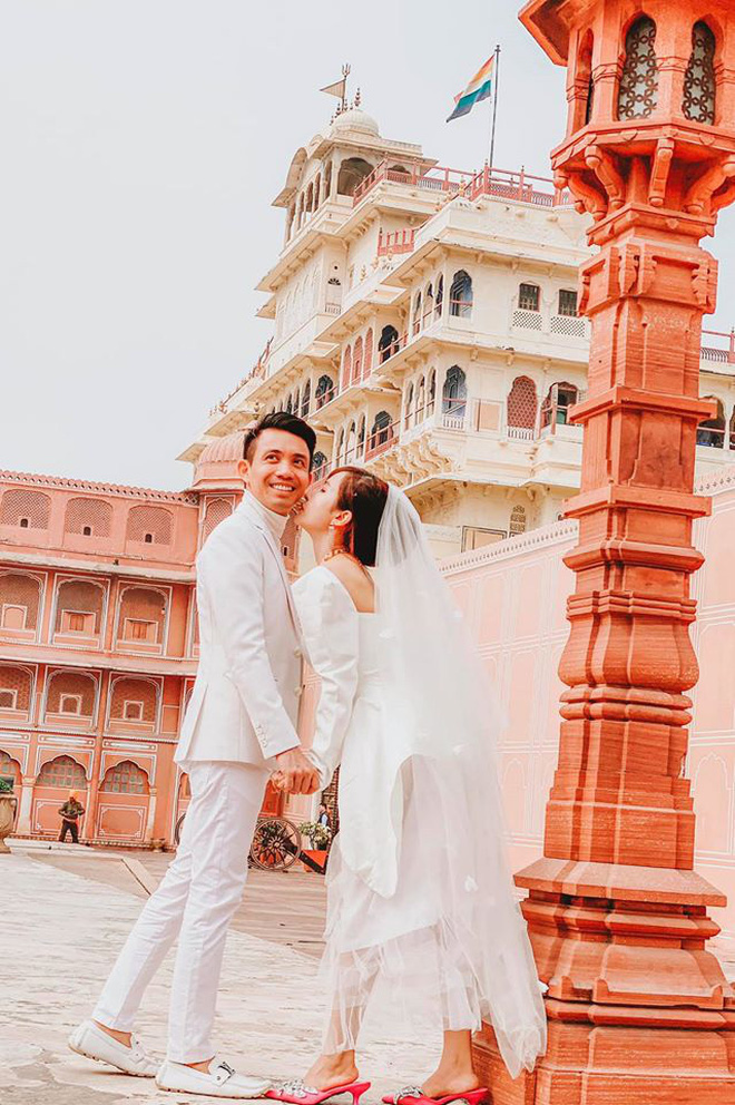 Lặn lội sang tận Ấn Độ để chụp ảnh kỉ niệm 8 năm ngày cưới nhưng vợ chồng Minh Nhựa lại bị đôi giày quá cỡ của Mina giật hết spotlight Lặn lội sang tận Ấn Độ để chụp ảnh kỉ niệm 8 năm ngày cưới nhưng vợ chồng Minh Nhựa lại bị đôi giày quá cỡ của Mina giật hết spotlight