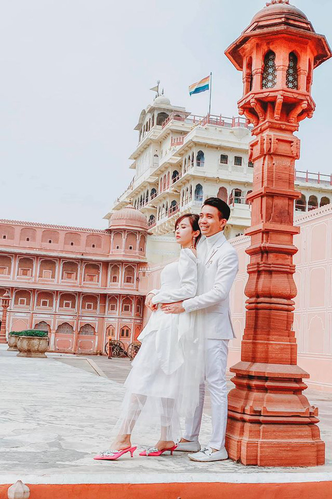 Lặn lội sang tận Ấn Độ để chụp ảnh kỉ niệm 8 năm ngày cưới nhưng vợ chồng Minh Nhựa lại bị đôi giày quá cỡ của Mina giật hết spotlight - 1 Lặn lội sang tận Ấn Độ để chụp ảnh kỉ niệm 8 năm ngày cưới nhưng vợ chồng Minh Nhựa lại bị đôi giày quá cỡ của Mina giật hết spotlight - 1