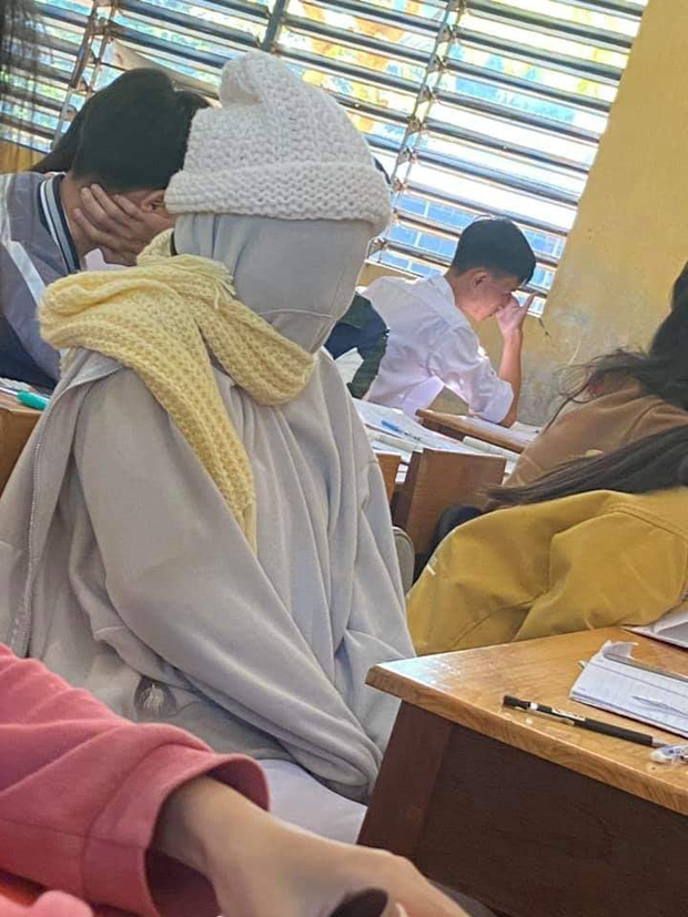Trời quá lạnh mà vẫn phải đi học thì phải làm gì, hội học sinh toàn những cái đầu sáng tạo sẽ cho bạn câu trả lời ngay đây Trời quá lạnh mà vẫn phải đi học thì phải làm gì, hội học sinh toàn những cái đầu sáng tạo sẽ cho bạn câu trả lời ngay đây