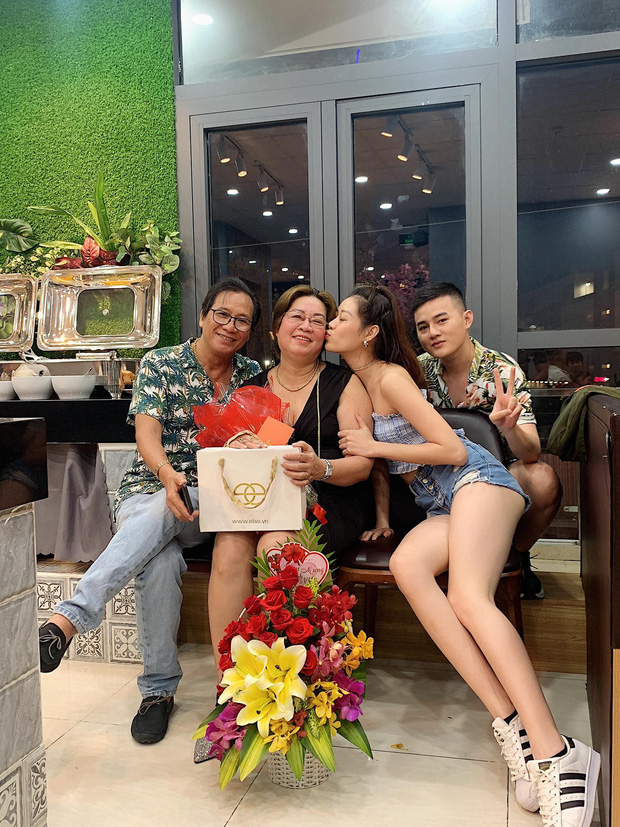 Em trai 'cực phẩm' của Hoa hậu Nguyễn Trần Khánh Vân lộ diện khiến dân tình xôn xao: Đường nét gương mặt sắc sảo, chiều cao ấn tượng cùng gu thời trang cực 'chất' - 9 Em trai 'cực phẩm' của Hoa hậu Nguyễn Trần Khánh Vân lộ diện khiến dân tình xôn xao: Đường nét gương mặt sắc sảo, chiều cao ấn tượng cùng gu thời trang cực 'chất' - 9