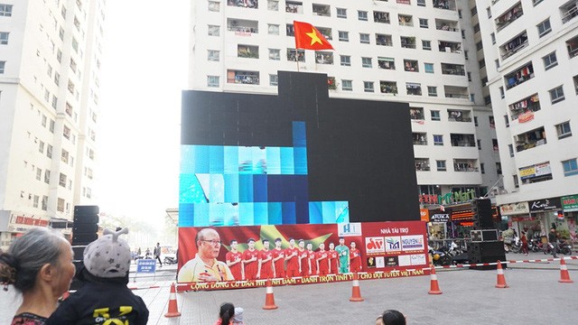 Hà Nội: Cư dân chung cư cúng xôi gấc, gà luộc cầu may cho U22 Việt Nam giành chức vô địch - 4 Hà Nội: Cư dân chung cư cúng xôi gấc, gà luộc cầu may cho U22 Việt Nam giành chức vô địch - 4