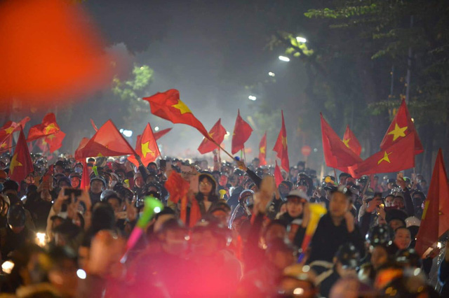 Hàng triệu người dân Việt xuống đường mừng chiến thắng 3-0 của U22 - 1 Hàng triệu người dân Việt xuống đường mừng chiến thắng 3-0 của U22 - 1