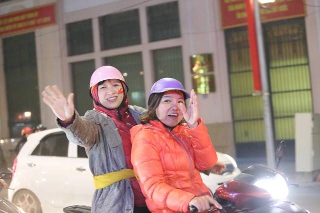 Hàng triệu người dân Việt xuống đường mừng chiến thắng 3-0 của U22 - 5 Hàng triệu người dân Việt xuống đường mừng chiến thắng 3-0 của U22 - 5