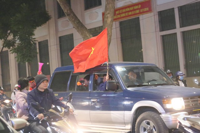Hàng triệu người dân Việt xuống đường mừng chiến thắng 3-0 của U22 - 6 Hàng triệu người dân Việt xuống đường mừng chiến thắng 3-0 của U22 - 6