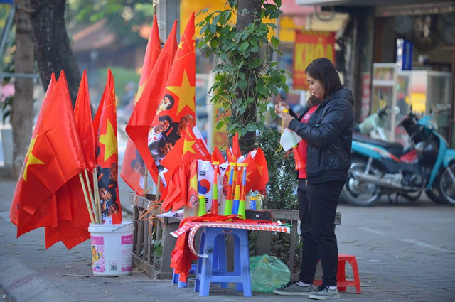Các ngả đường trung tâm Hà Nội chật kín cổ động viên trước trận chung kết - 16 Các ngả đường trung tâm Hà Nội chật kín cổ động viên trước trận chung kết - 16