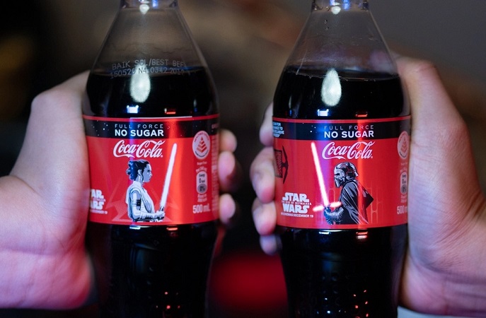 Thích thú với chai Coca-Cola phiên bản Star Wars có thanh lightsaber phát sáng bằng OLED Thích thú với chai Coca-Cola phiên bản Star Wars có thanh lightsaber phát sáng bằng OLED