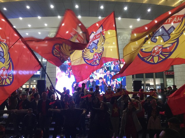 Hàng triệu người dân Việt xuống đường mừng chiến thắng 3-0 của U22 - 20 Hàng triệu người dân Việt xuống đường mừng chiến thắng 3-0 của U22 - 20