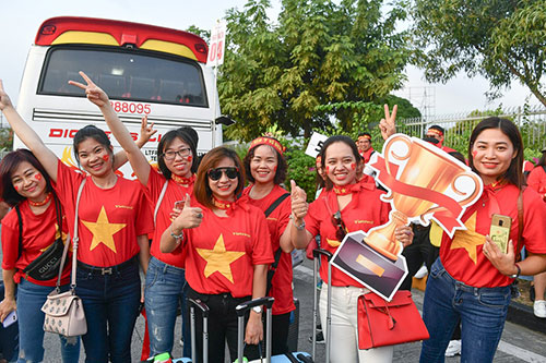 Cổ động viên Việt Nam 'nhuộm đỏ' sân Rizal Memorial - 9 Cổ động viên Việt Nam 'nhuộm đỏ' sân Rizal Memorial - 9