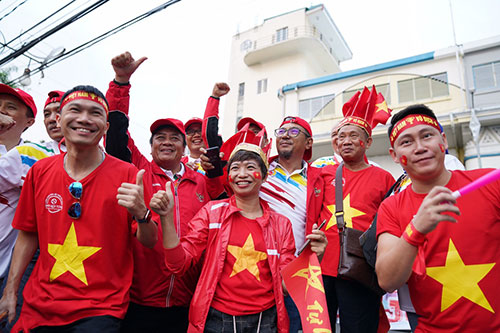 Cổ động viên Việt Nam 'nhuộm đỏ' sân Rizal Memorial - 11 Cổ động viên Việt Nam 'nhuộm đỏ' sân Rizal Memorial - 11