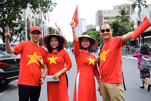 Cổ động viên Việt Nam 'nhuộm đỏ' sân Rizal Memorial - 12 Cổ động viên Việt Nam 'nhuộm đỏ' sân Rizal Memorial - 12