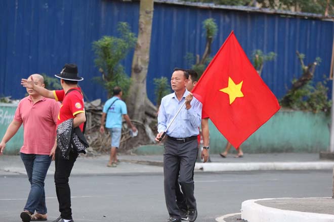 Cổ động viên Việt Nam 'nhuộm đỏ' sân Rizal Memorial - 1 Cổ động viên Việt Nam 'nhuộm đỏ' sân Rizal Memorial - 1