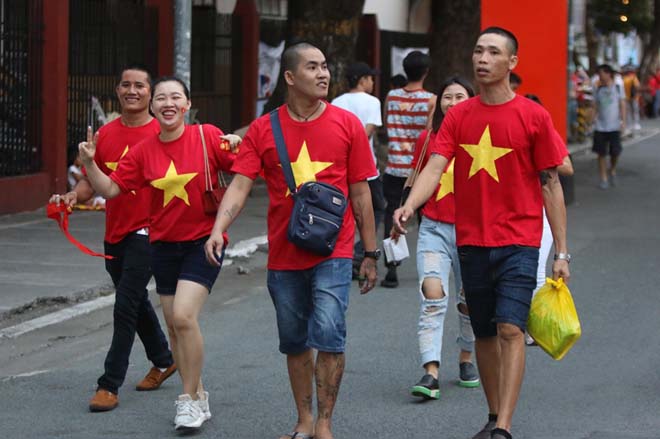Cổ động viên Việt Nam 'nhuộm đỏ' sân Rizal Memorial - 2 Cổ động viên Việt Nam 'nhuộm đỏ' sân Rizal Memorial - 2