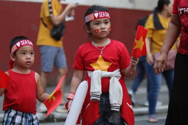 Cổ động viên Việt Nam 'nhuộm đỏ' sân Rizal Memorial - 3 Cổ động viên Việt Nam 'nhuộm đỏ' sân Rizal Memorial - 3