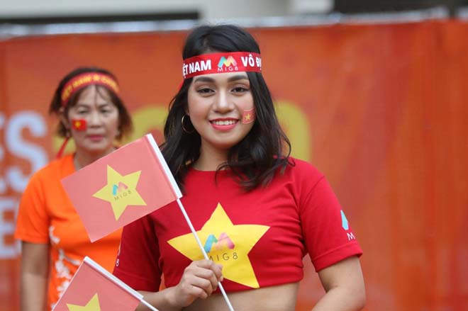 Cổ động viên Việt Nam 'nhuộm đỏ' sân Rizal Memorial - 7 Cổ động viên Việt Nam 'nhuộm đỏ' sân Rizal Memorial - 7