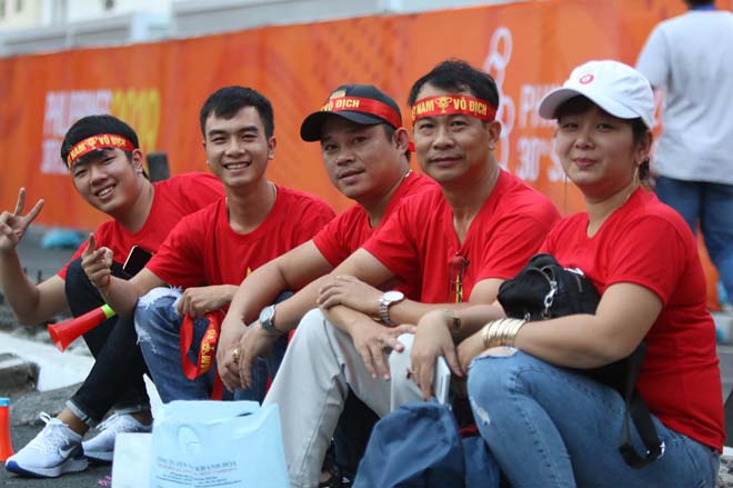 Cổ động viên Việt Nam 'nhuộm đỏ' sân Rizal Memorial - 8 Cổ động viên Việt Nam 'nhuộm đỏ' sân Rizal Memorial - 8