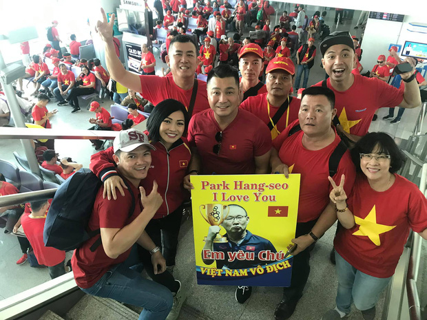 Phương Thanh, Lý Hùng, Nhật Cường hòa chung màu áo đỏ cùng hàng trăm CĐV Việt Nam tại sân bay sang Philippines chuẩn bị chung kết SEA Games 30 - 1 Phương Thanh, Lý Hùng, Nhật Cường hòa chung màu áo đỏ cùng hàng trăm CĐV Việt Nam tại sân bay sang Philippines chuẩn bị chung kết SEA Games 30 - 1