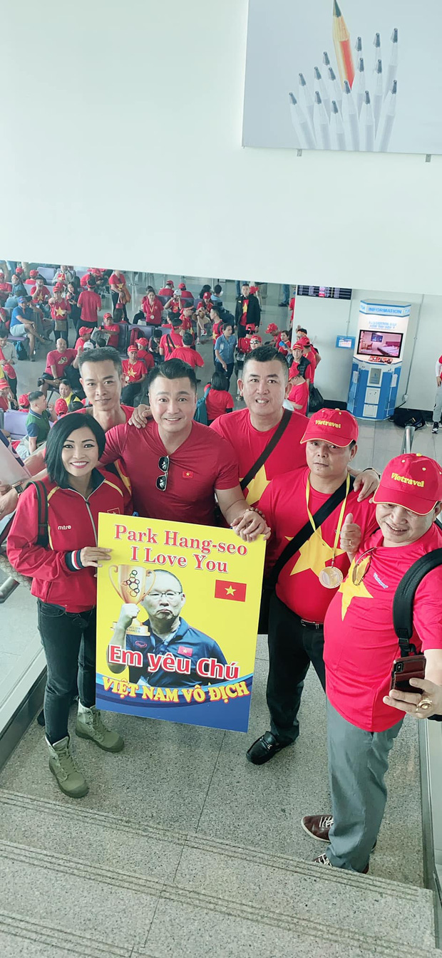 Phương Thanh, Lý Hùng, Nhật Cường hòa chung màu áo đỏ cùng hàng trăm CĐV Việt Nam tại sân bay sang Philippines chuẩn bị chung kết SEA Games 30 - 2 Phương Thanh, Lý Hùng, Nhật Cường hòa chung màu áo đỏ cùng hàng trăm CĐV Việt Nam tại sân bay sang Philippines chuẩn bị chung kết SEA Games 30 - 2