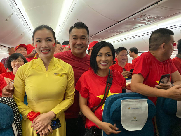 Phương Thanh, Lý Hùng, Nhật Cường hòa chung màu áo đỏ cùng hàng trăm CĐV Việt Nam tại sân bay sang Philippines chuẩn bị chung kết SEA Games 30 Phương Thanh, Lý Hùng, Nhật Cường hòa chung màu áo đỏ cùng hàng trăm CĐV Việt Nam tại sân bay sang Philippines chuẩn bị chung kết SEA Games 30
