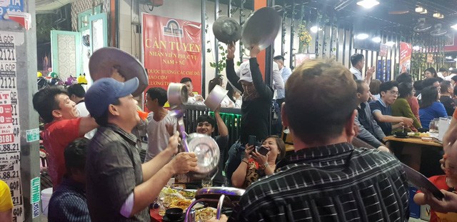 Hàng triệu người dân Việt xuống đường mừng chiến thắng 3-0 của U22 - 8 Hàng triệu người dân Việt xuống đường mừng chiến thắng 3-0 của U22 - 8