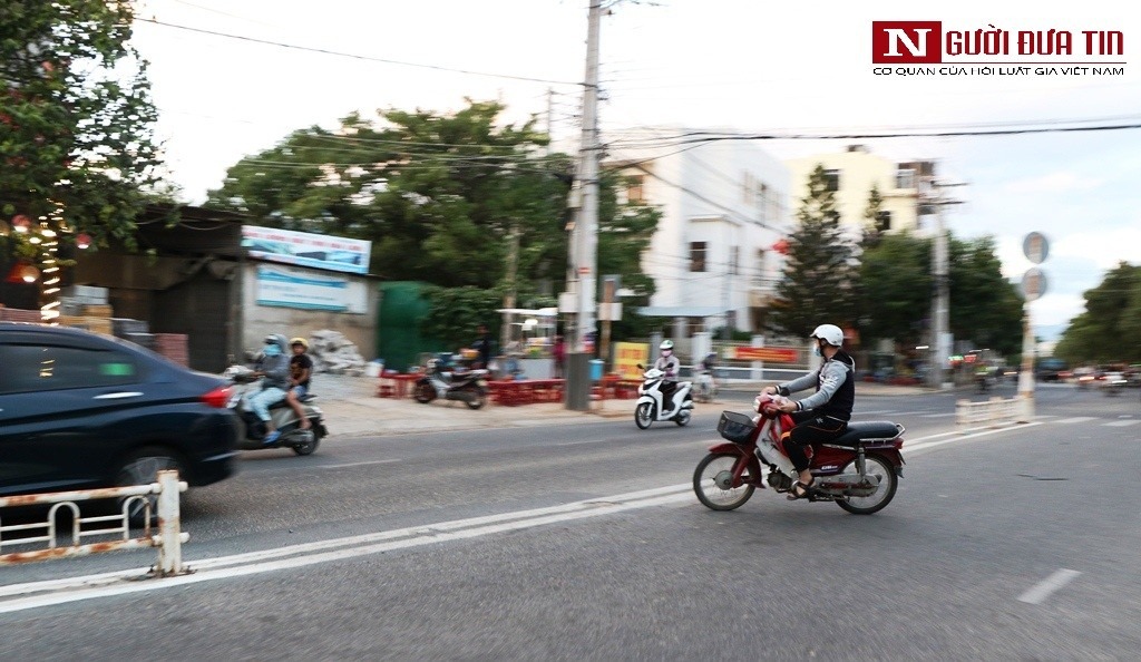 Chùm ảnh: Những 'cái bẫy' chết người từ dải phân cách hư hỏng ở Ninh Thuận - 12 Chùm ảnh: Những 'cái bẫy' chết người từ dải phân cách hư hỏng ở Ninh Thuận - 12