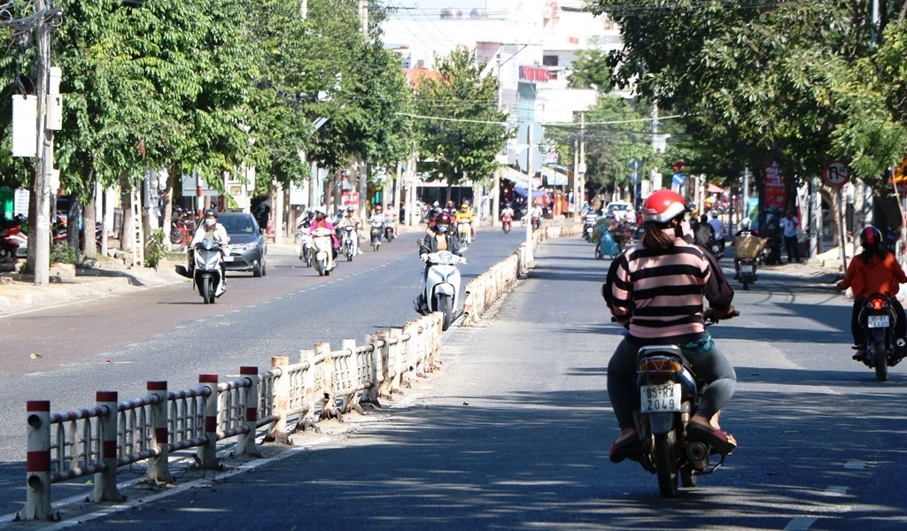 Chùm ảnh: Những 'cái bẫy' chết người từ dải phân cách hư hỏng ở Ninh Thuận - 7 Chùm ảnh: Những 'cái bẫy' chết người từ dải phân cách hư hỏng ở Ninh Thuận - 7