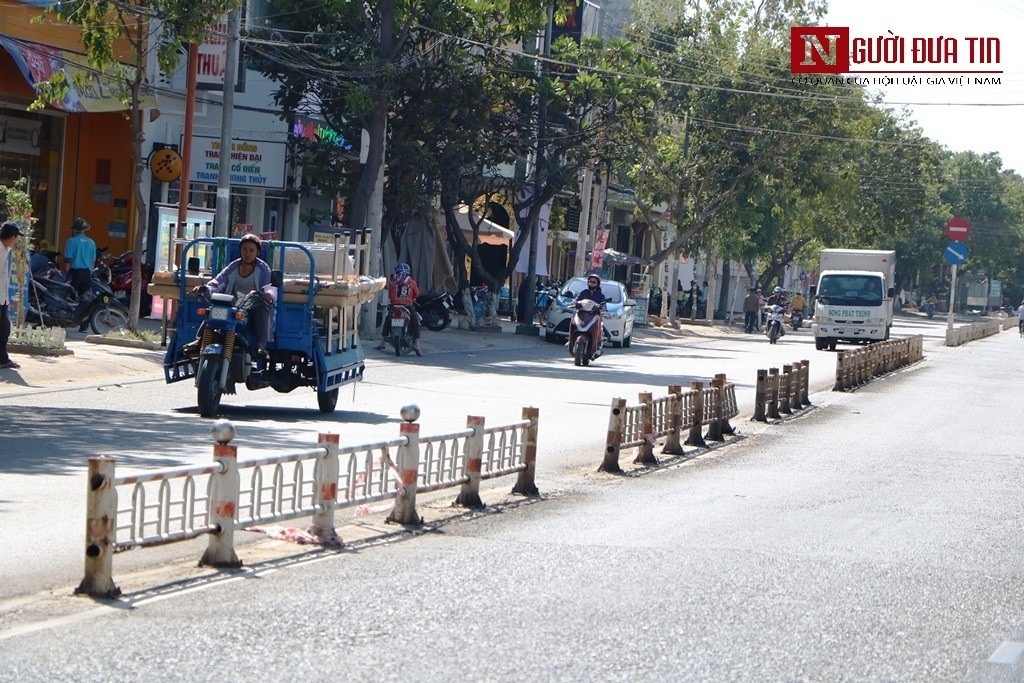 Chùm ảnh: Những 'cái bẫy' chết người từ dải phân cách hư hỏng ở Ninh Thuận Chùm ảnh: Những 'cái bẫy' chết người từ dải phân cách hư hỏng ở Ninh Thuận