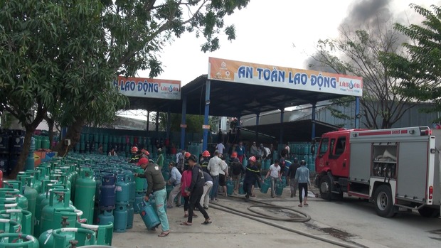 Cháy xưởng gỗ rộng 500m2 bên cạnh kho gas ở Đà Nẵng - 1 Cháy xưởng gỗ rộng 500m2 bên cạnh kho gas ở Đà Nẵng - 1