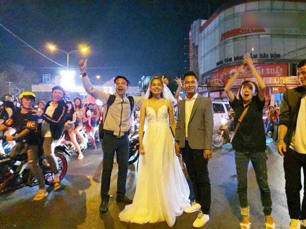 Vừa đi bão vừa chụp ảnh cưới ăn mừng Việt Nam giành HCV SEA Games 30, cặp đôi Cần Thơ nhận được lời chúc phúc của hàng ngàn người xa lạ - 2 Vừa đi bão vừa chụp ảnh cưới ăn mừng Việt Nam giành HCV SEA Games 30, cặp đôi Cần Thơ nhận được lời chúc phúc của hàng ngàn người xa lạ - 2