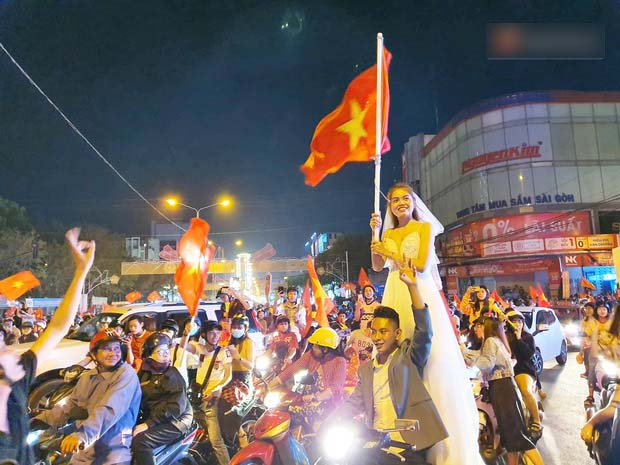 Vừa đi bão vừa chụp ảnh cưới ăn mừng Việt Nam giành HCV SEA Games 30, cặp đôi Cần Thơ nhận được lời chúc phúc của hàng ngàn người xa lạ - 3 Vừa đi bão vừa chụp ảnh cưới ăn mừng Việt Nam giành HCV SEA Games 30, cặp đôi Cần Thơ nhận được lời chúc phúc của hàng ngàn người xa lạ - 3