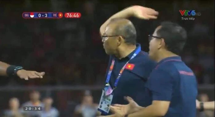 Khoảnh khắc 'cà khịa' trọng tài đi vào lịch sử của thầy Park Hang Seo trở thành nguồn cảm hứng chế ảnh bất tận của cư dân mạng - 2 Khoảnh khắc 'cà khịa' trọng tài đi vào lịch sử của thầy Park Hang Seo trở thành nguồn cảm hứng chế ảnh bất tận của cư dân mạng - 2