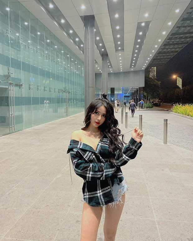 Dân mạng tìm ra info gái xinh cười tỏa nắng trên khán đài chung kết Việt Nam - Indonesia, thì ra là nữ DJ hot nhất nhì Sài thành với body bốc lửa - 5 Dân mạng tìm ra info gái xinh cười tỏa nắng trên khán đài chung kết Việt Nam - Indonesia, thì ra là nữ DJ hot nhất nhì Sài thành với body bốc lửa - 5