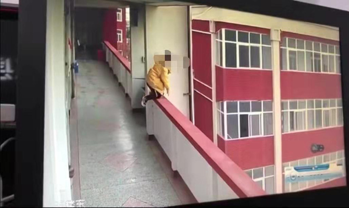 Nữ sinh lớp 9 nhảy lầu tự sát sau khi bị phát hiện hút thuốc trong nhà vệ sinh Nữ sinh lớp 9 nhảy lầu tự sát sau khi bị phát hiện hút thuốc trong nhà vệ sinh