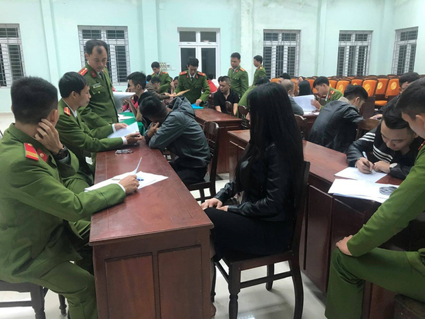 Huế: 24 nam nữ thanh niên phê ma túy trong nhà nghỉ - 2 Huế: 24 nam nữ thanh niên phê ma túy trong nhà nghỉ - 2