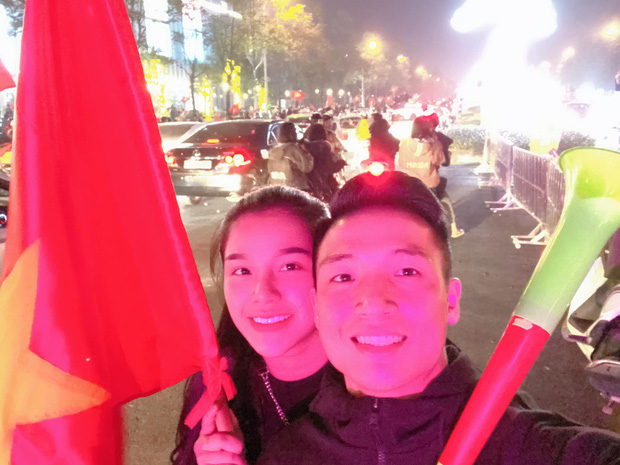 Vợ chồng Tiến Dũng - Khánh Linh cũng lao ra đường đi bão mừng Việt Nam vô địch, CĐV thì thắc mắc: 'Ai ở nhà trông con?' Vợ chồng Tiến Dũng - Khánh Linh cũng lao ra đường đi bão mừng Việt Nam vô địch, CĐV thì thắc mắc: 'Ai ở nhà trông con?'