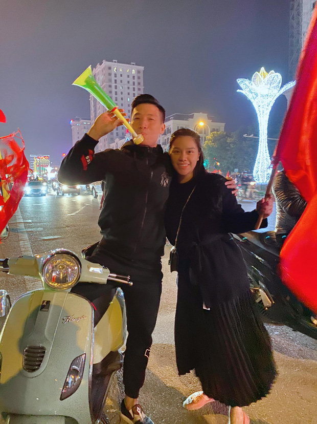 Vợ chồng Tiến Dũng - Khánh Linh cũng lao ra đường đi bão mừng Việt Nam vô địch, CĐV thì thắc mắc: 'Ai ở nhà trông con?' - 1 Vợ chồng Tiến Dũng - Khánh Linh cũng lao ra đường đi bão mừng Việt Nam vô địch, CĐV thì thắc mắc: 'Ai ở nhà trông con?' - 1