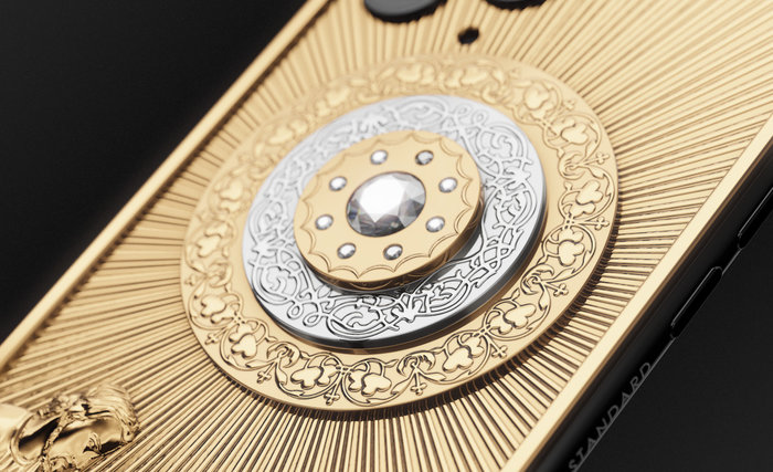 Chiêm ngưỡng iPhone 11 Pro Max bản Giáng Sinh mạ vàng, kim cương giá hơn 3 tỷ Đồng - 2 Chiêm ngưỡng iPhone 11 Pro Max bản Giáng Sinh mạ vàng, kim cương giá hơn 3 tỷ Đồng - 2