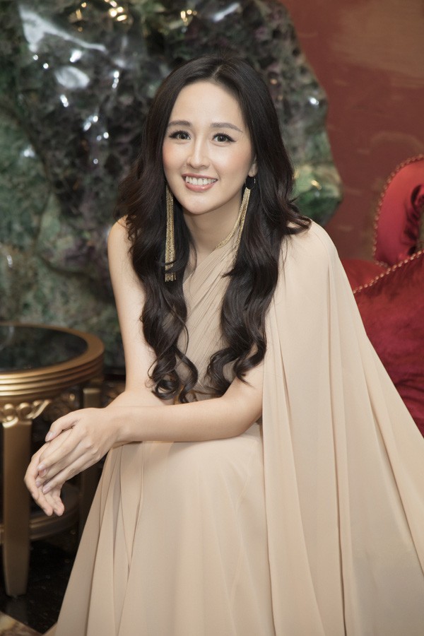 Hoa hậu Mai Phương Thúy mặc kín mít sau sự cố lộ ngực trên sóng truyền hình - 5 Hoa hậu Mai Phương Thúy mặc kín mít sau sự cố lộ ngực trên sóng truyền hình - 5