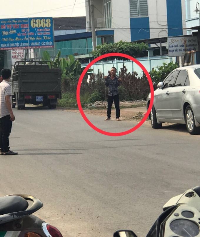 Người đàn ông cầm dao kề vào cổ rồi lao vào nhà dân cố thủ Người đàn ông cầm dao kề vào cổ rồi lao vào nhà dân cố thủ