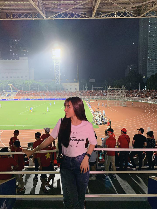 Không chỉ có người yêu Văn Hậu, bạn gái xinh như hot girl của Hoàng Đức cũng thu hút sự chú ý khi ra sân cổ vũ bạn trai - 1 Không chỉ có người yêu Văn Hậu, bạn gái xinh như hot girl của Hoàng Đức cũng thu hút sự chú ý khi ra sân cổ vũ bạn trai - 1